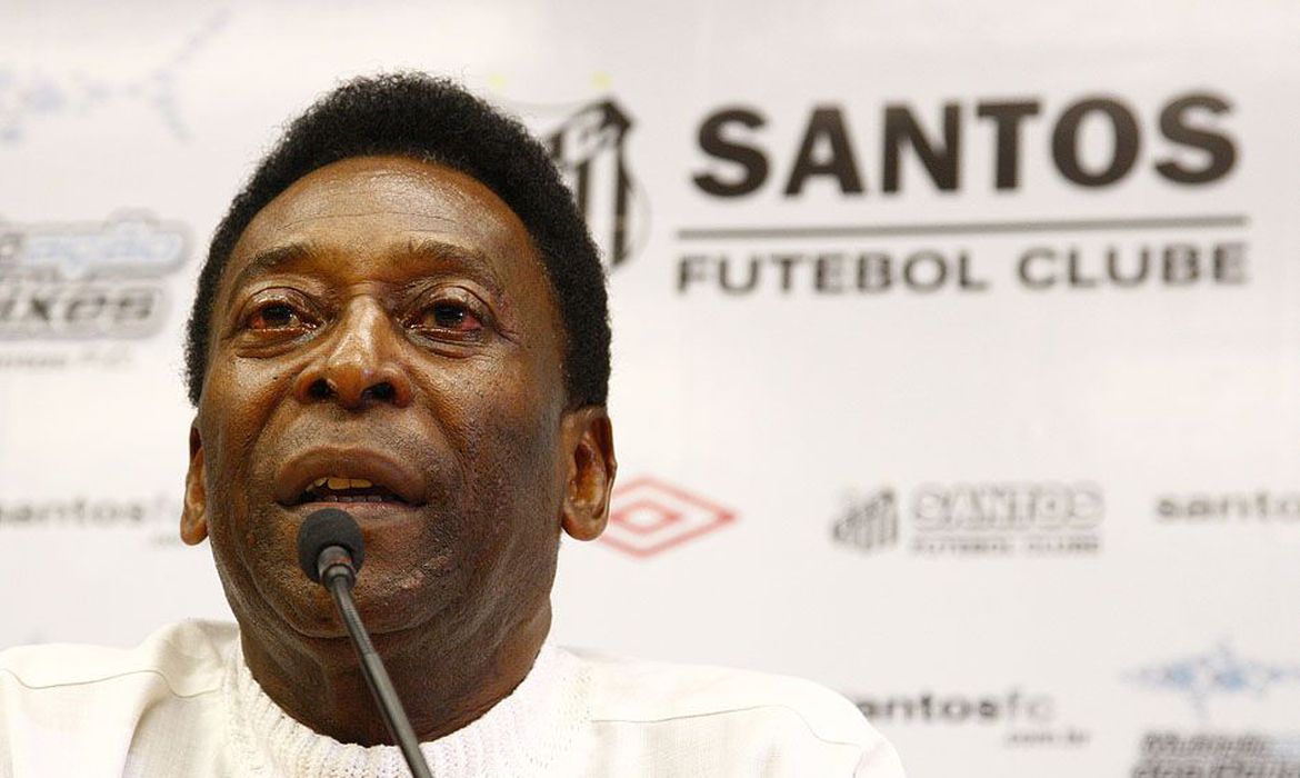 Corpo do Rei Pelé começa a ser velado na Vila Belmiro
