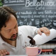 são paulo (sp), 20/03/2023 o atendente philippe tavares, que tem síndrome de down, trabalha na bellatucci café, uma cafeteria inclusiva. foto: fernando frazão/agência brasil