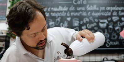 são paulo (sp), 20/03/2023 o atendente philippe tavares, que tem síndrome de down, trabalha na bellatucci café, uma cafeteria inclusiva. foto: fernando frazão/agência brasil