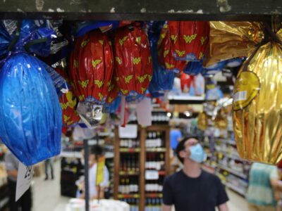 comércio de ovos de páscoa na semana santa