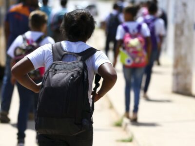 alunos saindo de escola na estrutural, no distrito federal