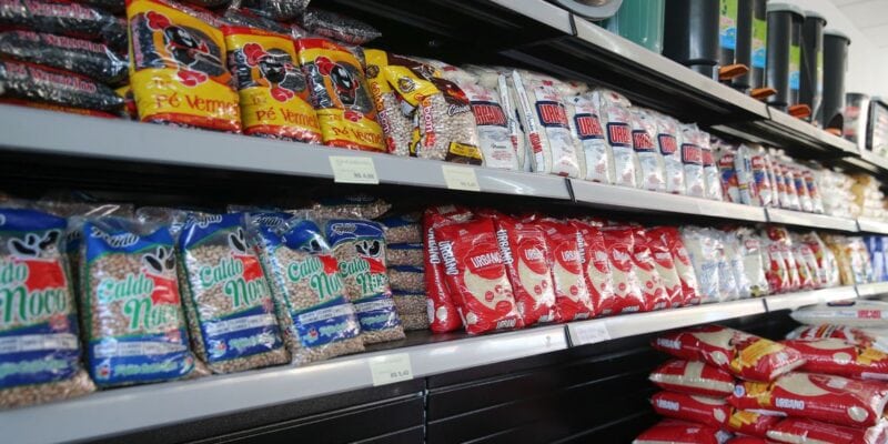 sacos de arroz à venda em mercado. foto: geraldo bubniak/aen
