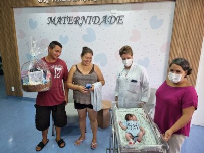 equipe do hm entrega kit à família do primeiro bebê do ano (1)