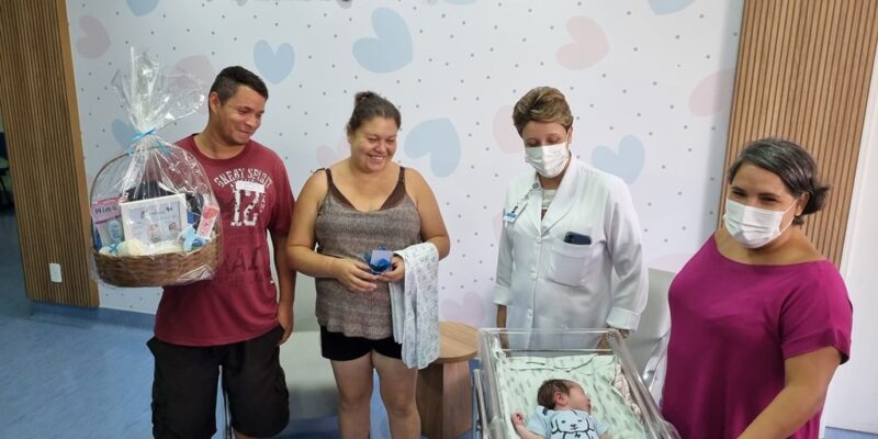 equipe do hm entrega kit à família do primeiro bebê do ano (1)