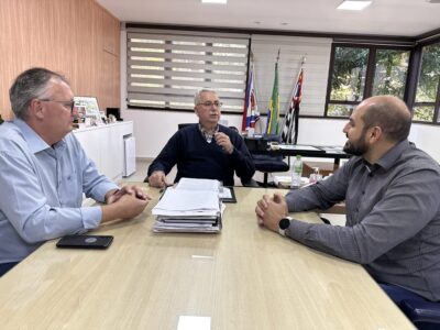prefeito chico sardelli entre o vice prefeito odir demarchi e o secretário de saúde, danilo carvalho oliveira (1)