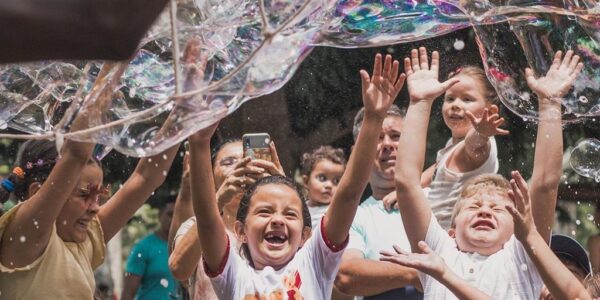 evento gratuito com bolhas de sabão gigantes acontece neste domingo em americana
