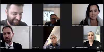 advogado em baixo da mesa