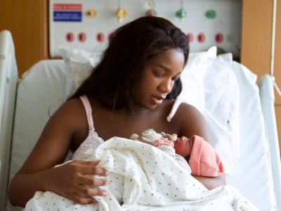 iza mostra o rosto de sua filha, nala, pela primeira vez