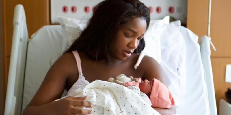 iza mostra o rosto de sua filha, nala, pela primeira vez