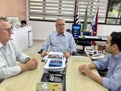 prefeito chico sardelli entre o vice prefeito odir dermachi e o secretário vinicius ghizini (1)