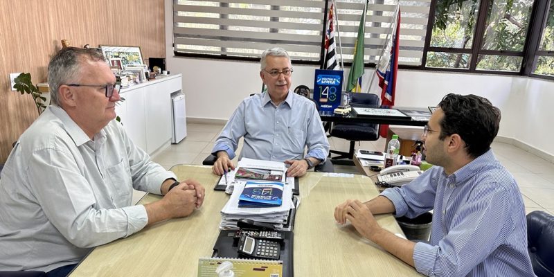 prefeito chico sardelli entre o vice prefeito odir dermachi e o secretário vinicius ghizini (1)