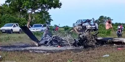 avião de pequeno porte cai, explode e deixa uma pessoa morta e outra ferida no sul da bahia