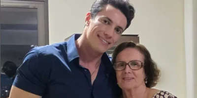 luiz antonio garnica ao lado da mae elizabete arrabaca