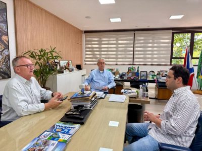 prefeito chico entre vice odir e secretário ghizini (2)