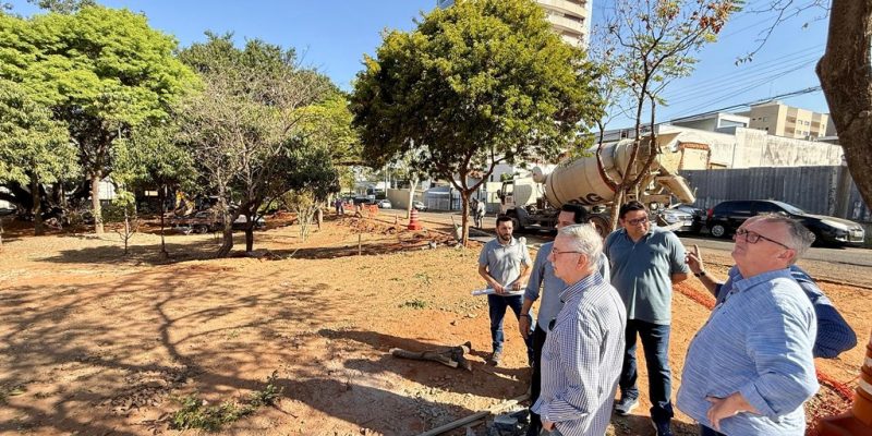 prefeito chico vistoria obras de revitalização da praça caetano cecchino