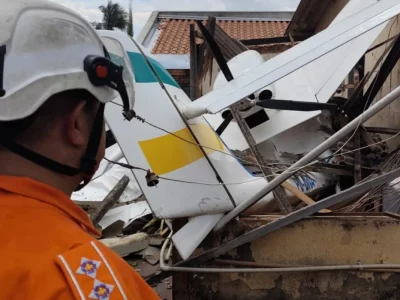 aviao de pequeno porte cai em goiania
