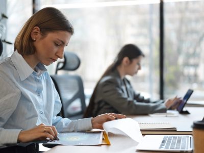 pessoas no escritorio analisando e verificando graficos financeiros