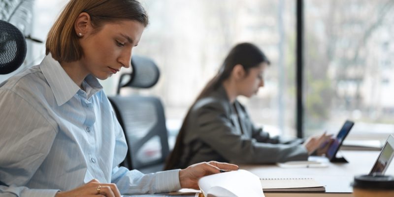 pessoas no escritorio analisando e verificando graficos financeiros