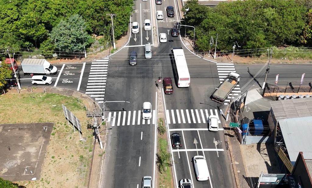 prefeitura revitaliza sinalização viária de toda a extensão da avenida iacanga