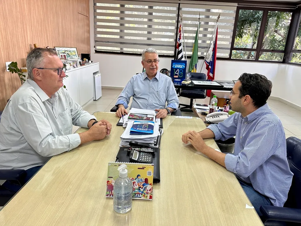 prefeito chico sardelli entre o vice prefeito odir dermachi e o secretário vinicius ghizini (1) (1)