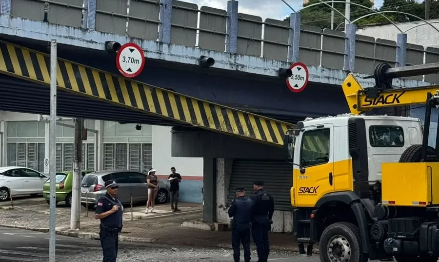 Caminhão Munck atinge viga de proteção de viaduto em Americana
