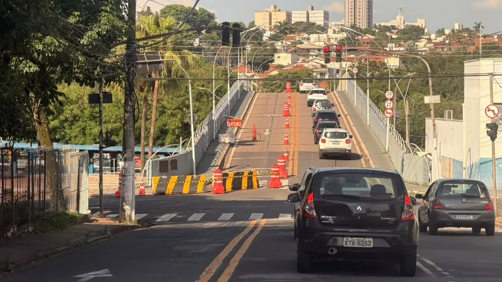 Viaduto Amadeu Elias tem estrutura danificada após colisão e segue parcialmente interditado em Americana