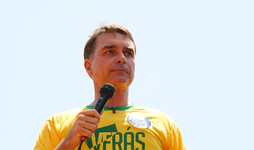 Flávio Bolsonaro faz apelo por novos votos e reafirma que receberá faixa presidencial do pai