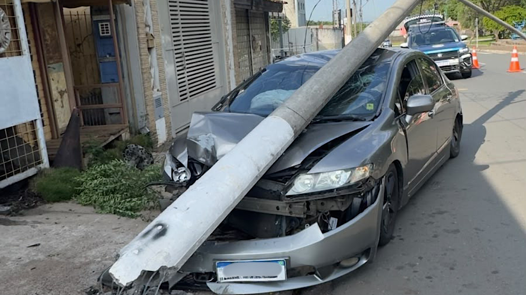 Motorista bate em poste, foge e deixa garrafa de uísque dentro de carro em Americana