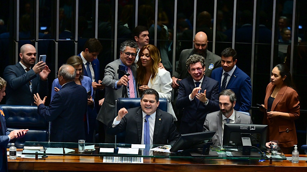 Senado&nbsp;aprova&nbsp;fim&nbsp;da&nbsp;escala&nbsp;6×1&nbsp;com&nbsp;75&nbsp;votos&nbsp;favoráveis
