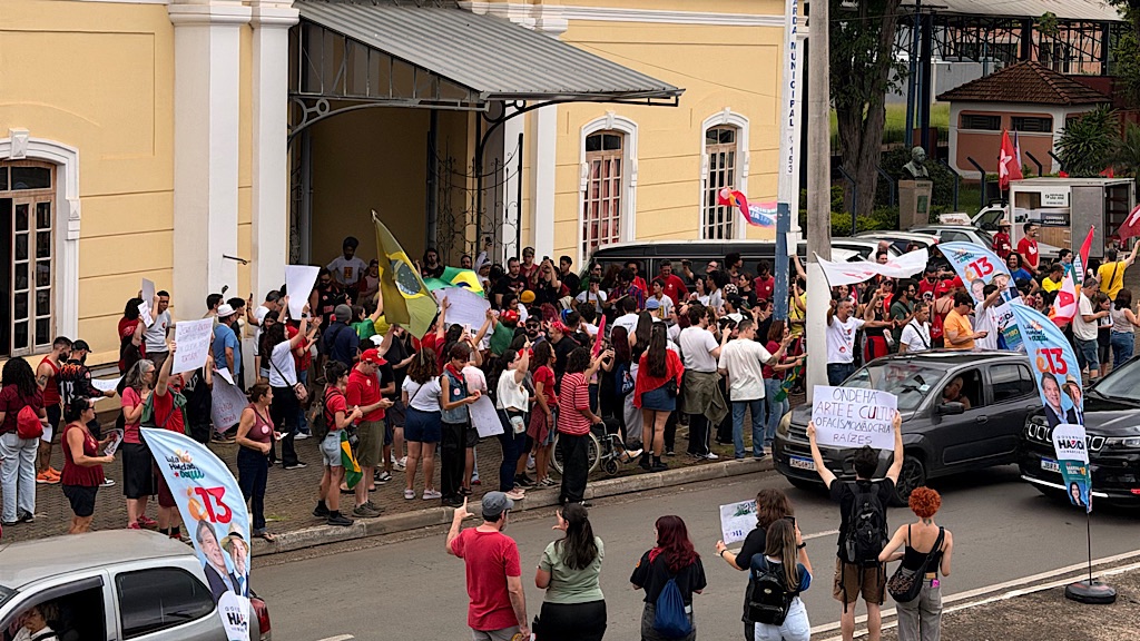 Manifestação contra Flávio Bolsonaro reúne dezenas de pessoas em Americana