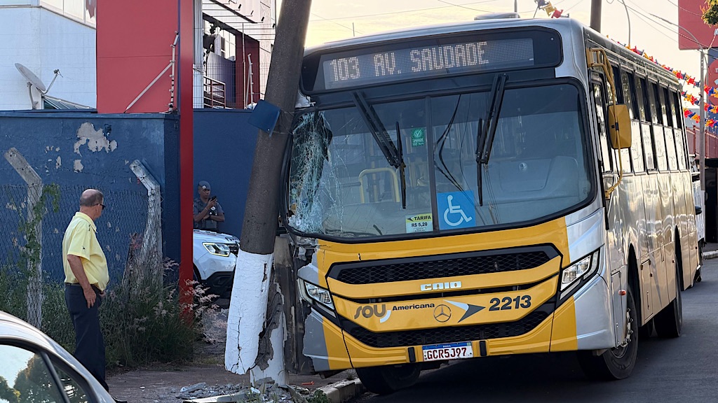 Ônibus bate contra poste e deixa duas mulheres feridas em Americana